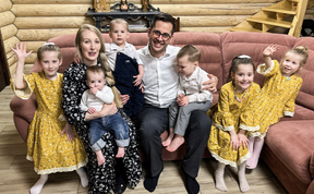 семья американцев с шестью детьми